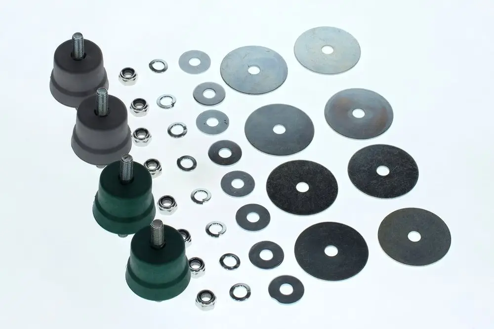 Bosch Schwingungsdämpfer, bestehend aus mehreren Gummi- und Metallkomponenten, inklusive Unterlegscheiben, Schrauben und Muttern, auf hellem Hintergrund angeordnet.
